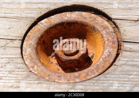 Nahaufnahme einer Schraube mit verrosteter Schraube Stockfoto