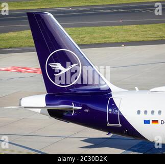 Lufthansa, Airbus A321-231 Flugzeuge warten auf Abflug am Internationalen Flughafen Düsseldorf, D-AIDI, Düsseldorf, Nordrhein-Westfalen, Deutschland Stockfoto