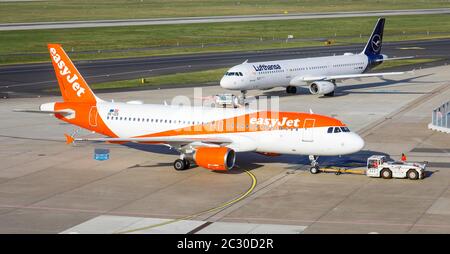 EasyJet, Airbus A320-214 und Lufthansa, Airbus A321-231 warten auf den Abflug am Düsseldorfer Flughafen Stockfoto