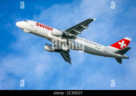 Schweizer Airbus A320-214 hebt am Internationalen Flughafen Düsseldorf, HB-JLR, Düsseldorf, Nordrhein-Westfalen, Deutschland ab Stockfoto