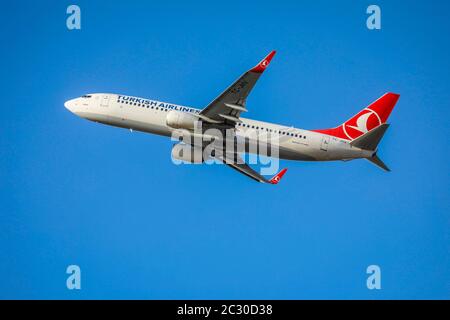 Turkish Airlines Boing 737-8F2 hebt vom Internationalen Flughafen Düsseldorf, TC-JHV, Düsseldorf, Nordrhein-Westfalen, Deutschland ab Stockfoto