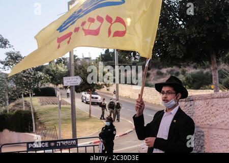 Jerusalem, Israel. Juni 2020. Die Otzma Yehudit Party und die Hozrim lahar Bewegung, die sich für die Errichtung eines 3. Tempels auf dem Tempelberg einsetzen, veranstalten einen Protest vor der US-Botschaft in Jerusalem gegen den 1. Juli 2020, die geplante Annexion von Westjordanland-Gebieten nach Netanjahus Interpretation von Trumps ‘DSiegel des Jahrhundertfriedensplans, Als Demonstranten lehnen eine teilweise Annexion und Einwände gegen jede Aussicht auf einen palästinensischen Staat. Quelle: Nir Alon/Alamy Live News Stockfoto