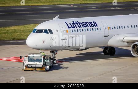 Lufthansa, Airbus A321-231 Flugzeuge warten auf Abflug am Internationalen Flughafen Düsseldorf, D-AIDI, Düsseldorf, Nordrhein-Westfalen, Deutschland Stockfoto