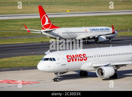 Swiss Airbus A320-214 und Turkish Airlines Boing 737-8F2 warten auf den Abflug am Düsseldorf International Airport, Düsseldorf, Nord Stockfoto