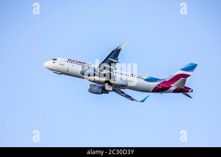 Eurowings, Airbus A320-214 fliegt am Düsseldorf International Airport, D-AEWP, Düsseldorf, Nordrhein-Westfalen, Deutschland ab Stockfoto