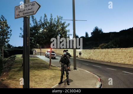 Jerusalem, Israel. Juni 2020. Die Otzma Yehudit Party und die Hozrim lahar Bewegung, die sich für die Errichtung eines 3. Tempels auf dem Tempelberg einsetzen, veranstalten einen Protest vor der US-Botschaft in Jerusalem gegen den 1. Juli 2020, die geplante Annexion von Westjordanland-Gebieten nach Netanjahus Interpretation von Trumps ‘DSiegel des Jahrhundertfriedensplans, Als Demonstranten lehnen eine teilweise Annexion und Einwände gegen jede Aussicht auf einen palästinensischen Staat. Quelle: Nir Alon/Alamy Live News Stockfoto