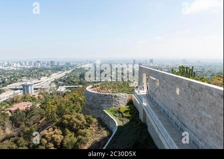 Blick auf den Kaktusgarten und die Innenstadt vom Getty Center in Brentwood, J. Paul Getty Museum, Los Angeles, Los Angeles, Kalifornien, USA Stockfoto