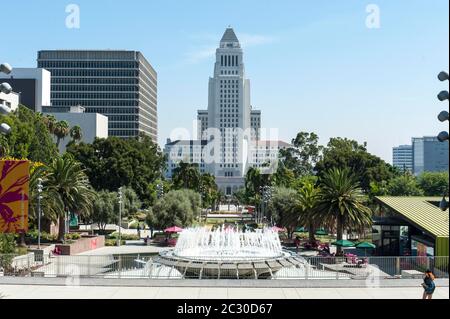 Grand Park mit Los Angeles City Hall im Zentrum, City Hall, Downtown Los Angeles, Los Angeles, Kalifornien, USA Stockfoto