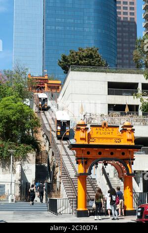 Historische Standseilbahn Angels Flug mit beiden Autos in Betrieb, Bunker Hill, Downtown Los Angeles, Los Angeles, Kalifornien, USA Stockfoto