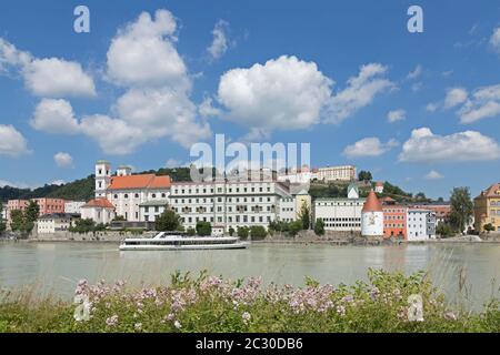 Blick über die Stadt, Blick über den Inn zur Altstadt mit dem Schaibling Turm und der Kirche St. Michael, Passau, Niederbayern, Bayern, Deutschland Stockfoto