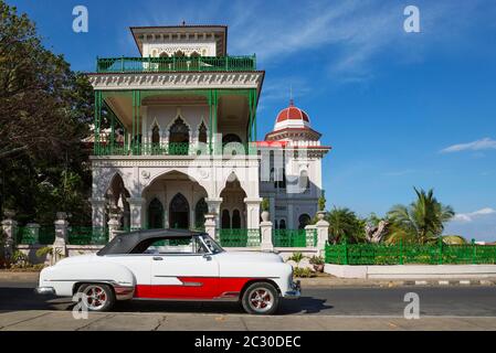 Der Palacio de Valle im Stadtteil Punta Gorda, im Vordergrund ein Oldtimer, Chevrolet aus den 1950er Jahren, Cienfuegos, Kuba Stockfoto