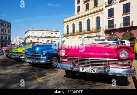 US-Oldtimer aus den 1950er Jahren können für touristische Stadttouren, Havanna, Kuba gemietet werden Stockfoto