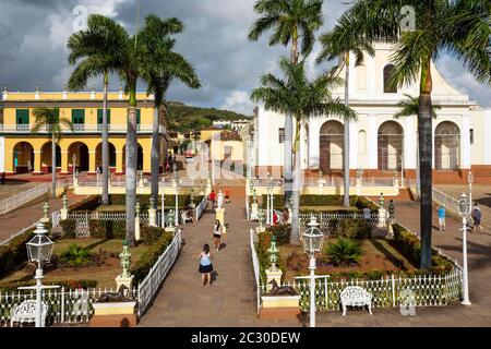 Plaza Mayor mit dem Museo Romantico auf der linken Seite und der Iglesia de la Santisima Trinidad auf der rechten Seite, Trinidad, Kuba Stockfoto