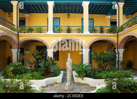 Der Innenhof des Museo de Arte Colonial, Habana Vieja, Havanna, Kuba Stockfoto