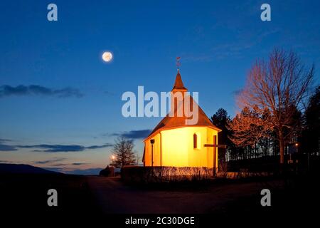 Beleuchtete Rochuskapelle am Steltenberg am Abend mit Vollmond, Eslohe, Sauerland, Nordrhein-Westfalen, Deutschland Stockfoto