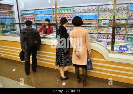 Pjöngjang, Nordkorea - 1. Mai 2019: Menschen in der Nähe des Buchladens in der U-Bahnstation Kaeson in der Pjöngjang Metro Stockfoto