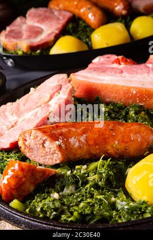 Rustikaler Kohl mit pinkelwurst und kassler Stockfoto