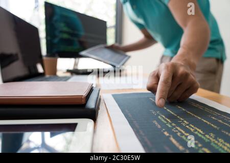 Nachdenklich Programmierer arbeiten am Desktop-PC Programmierung code Technologien oder website design an Office Software Development Company. Stockfoto