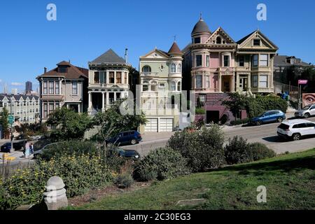 Viktorianische Häuser auf Steiner Straße bei Alamo Square, San Francisco, Kalifornien, USA Stockfoto