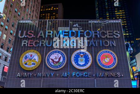 REKRUTIERUNGSSTATION DER US-Streitkräfte, Times Square, Midtown Manhattan, New York City, Staat New York, USA Stockfoto