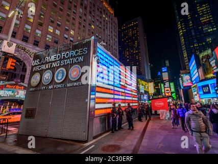 REKRUTIERUNGSSTATION DER US-Streitkräfte, Times Square, Midtown Manhattan, New York City, Staat New York, USA Stockfoto