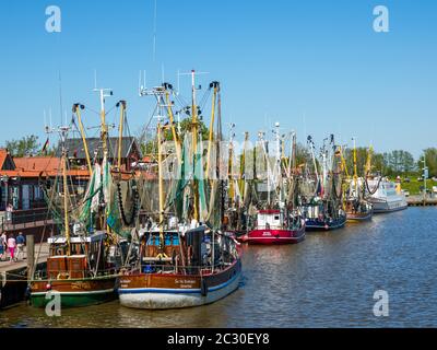 Bunte Krabbenschneider im Fischerhafen Greetsiel, Krummhoern, Ostfriesland, Niedersachsen, Deutschland, Landschaftsformat Stockfoto