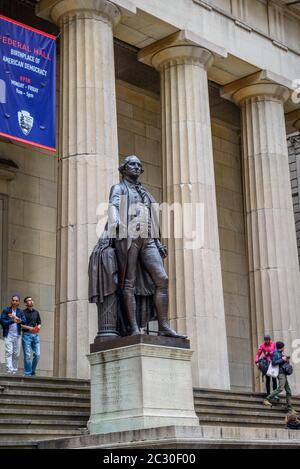 George Washington Memorial vor der Federal Hall in Wall Street, Financial District, Manhattan, New York City, New York State, USA Stockfoto