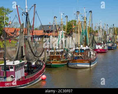 Bunte Krabbenschneider, aufgereiht im Fischerhafen Greetsiel, Dorf, historischer Ort, Greetsiel, Krummhoern, Ostfriesland, Niedersachsen Stockfoto