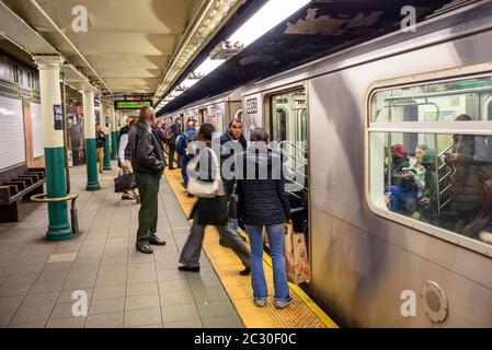 Passagiere, die in die U-Bahn steigen, Wall Street Station, New York Metro, Finanzviertel, Manhattan, New York City, New York State, USA Stockfoto