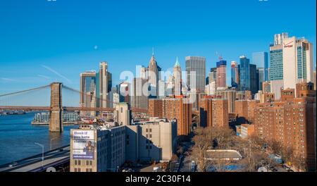 Blick von der Manhattan Bridge auf die Skyline von Lower Manhattan und Brooklyn Bridge, Dumbo, Manhattan, New York, USA Stockfoto