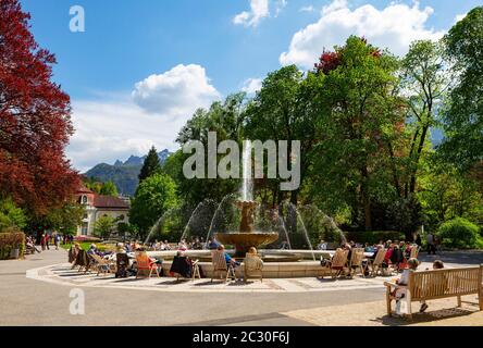 Alpen Solespringbrunnen und Wandelhalle im Kurpark, Kurpark Bad Reichenhall, Bad Reichenhall, Berchtesgadner Land, Oberbayern, Bayern Stockfoto