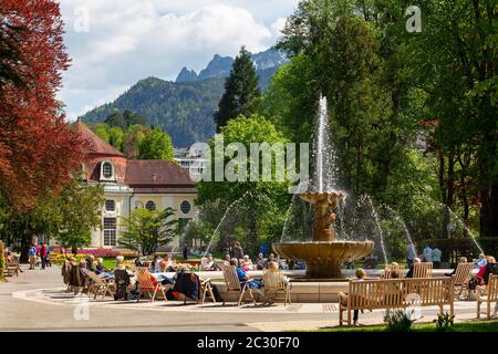 Alpen Solespringbrunnen und Wandelhalle im Kurpark, Kurpark Bad Reichenhall, Bad Reichenhall, Berchtesgadner Land, Oberbayern, Bayern Stockfoto