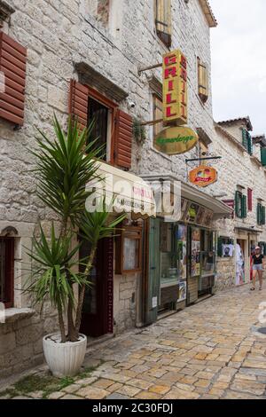 Restaurant und Geschäfte in einer kleinen Straße. Zentrum Trogir, Split-Dalmatien, Kroatien, Europa. Foto V.D. Stockfoto