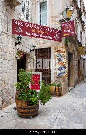 Restaurant in einer kleinen Straße. Trogir, Split-Dalmatien, Kroatien, Europa. Foto V.D. Stockfoto