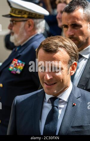 London, Großbritannien. Juni 2020. Macron geht von der De Gaulle Statue über horseguards zur Downing Street und spricht unterwegs mit französischen Staatsangehörigen aus London - Präsident Emmanuel Macron besucht London zum 80. Jahrestag der Ausstrahlung von General Charles De Gaulles im 2. Weltkrieg. Er gibt London die Legion D'Honeur und trifft den Prinzen von Wales und Boris Johnson. Kredit: Guy Bell/Alamy Live Nachrichten Stockfoto