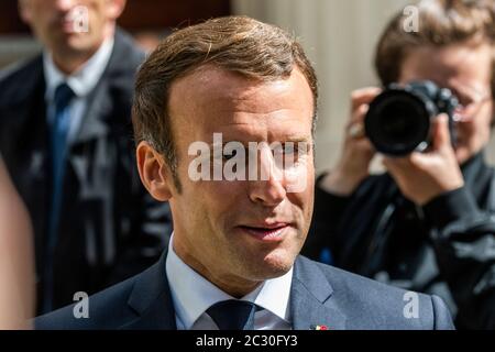 London, Großbritannien. Juni 2020. Macron geht von der De Gaulle Statue über horseguards zur Downing Street und spricht unterwegs mit französischen Staatsangehörigen aus London - Präsident Emmanuel Macron besucht London zum 80. Jahrestag der Ausstrahlung von General Charles De Gaulles im 2. Weltkrieg. Er gibt London die Legion D'Honeur und trifft den Prinzen von Wales und Boris Johnson. Kredit: Guy Bell/Alamy Live Nachrichten Stockfoto