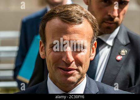 London, Großbritannien. Juni 2020. Macron geht von der De Gaulle Statue über horseguards zur Downing Street und spricht unterwegs mit französischen Staatsangehörigen aus London - Präsident Emmanuel Macron besucht London zum 80. Jahrestag der Ausstrahlung von General Charles De Gaulles im 2. Weltkrieg. Er gibt London die Legion D'Honeur und trifft den Prinzen von Wales und Boris Johnson. Kredit: Guy Bell/Alamy Live Nachrichten Stockfoto