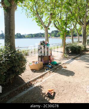 Madrid, Spanien. 30. Mai 2020: Überlaufender Mülleimer am Lago in Casa de Campo. Stockfoto