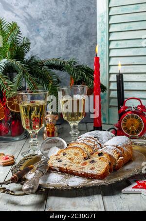 Christstollen in Scheiben auf einem Tablett Stockfoto