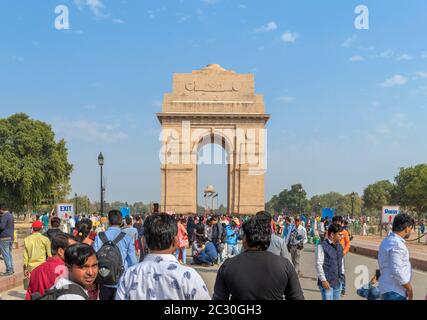 Menschenmassen vor dem India Gate, Rajpath, Neu Delhi, Delhi, Indien Stockfoto