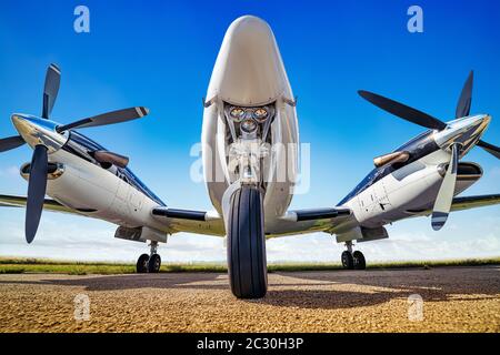 Sportflugzeug auf einer Landebahn wartet auf Start Stockfoto