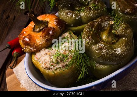 Gefüllte Paprika mit Bulgur, Zucchini und Schafskäse Stockfoto