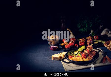 Schisch Kebab mit verschiedenen Gemüse und Gewürz Landkartoffeln Stockfoto