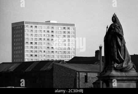 AJAXNETPHOTO. OKTOBER 1969. PORTSMOUTH, ENGLAND. - WECHSELNDE SKYLINE - STATUE DER KÖNIGIN VICTORIA IN GUILDHALL PLATZ BLICKT AUF SOMERS STADTTURM BLOCK. JETZT ANSEHEN BLOCKIERT DURCH MODERNE RATSBÜROS.FOTO:JONATHAN EASTLAND/AJAX REF:356953 6 13A Stockfoto