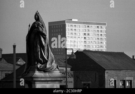 AJAXNETPHOTO. OKTOBER 1969. PORTSMOUTH, ENGLAND. - WECHSELNDE SKYLINE - STATUE DER KÖNIGIN VICTORIA IN GUILDHALL PLATZ BLICKT AUF SOMERS STADTTURM BLOCK. JETZT ANSEHEN BLOCKIERT DURCH BÜROS DES RATES.FOTO:JONATHAN EASTLAND/AJAX REF:356953 8 4A Stockfoto