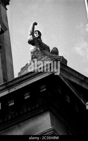 AJAXNETPHOTO. OKTOBER 1969. PORTSMOUTH, ENGLAND. - IN STEIN GEZIMMERT - SKULPTUR AN DER FASSADE VON PORTSMOUTH GUILDHALL.FOTO:JONATHAN EASTLAND/AJAX REF:356953 18 6A Stockfoto