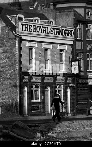 AJAXNETPHOTO. OKTOBER 1969. PORTSMOUTH, ENGLAND. - LOST PUBS - DER ROYAL STANDARD IN QUEEN STREET, PORTSEA, WARTET AUF ABRISS.FOTO:JONATHAN EASTLAND/AJAX REF:356953 22 10A Stockfoto