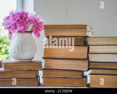 Stapel von Vintage-Bücher und schöne Blumen Stockfoto