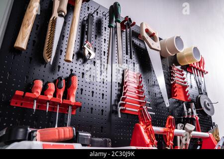 Toolkit Tools On Metal Board In Der Garage Stockfoto