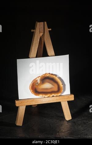 Braune Achatscheiben auf einer Miniatur-Staffelei Stockfoto